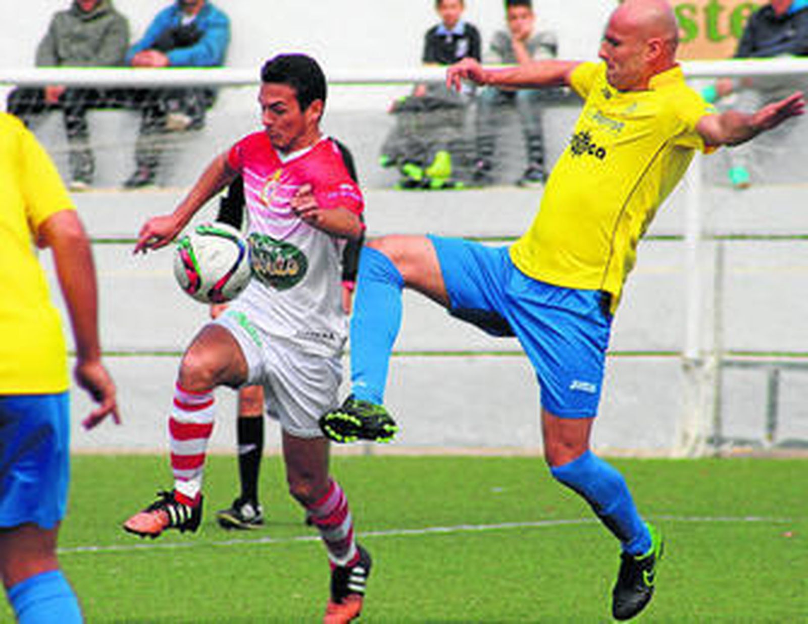 El experimentado Víctor Vía intenta cortar un avance de un jugador del conjunto utrerano.