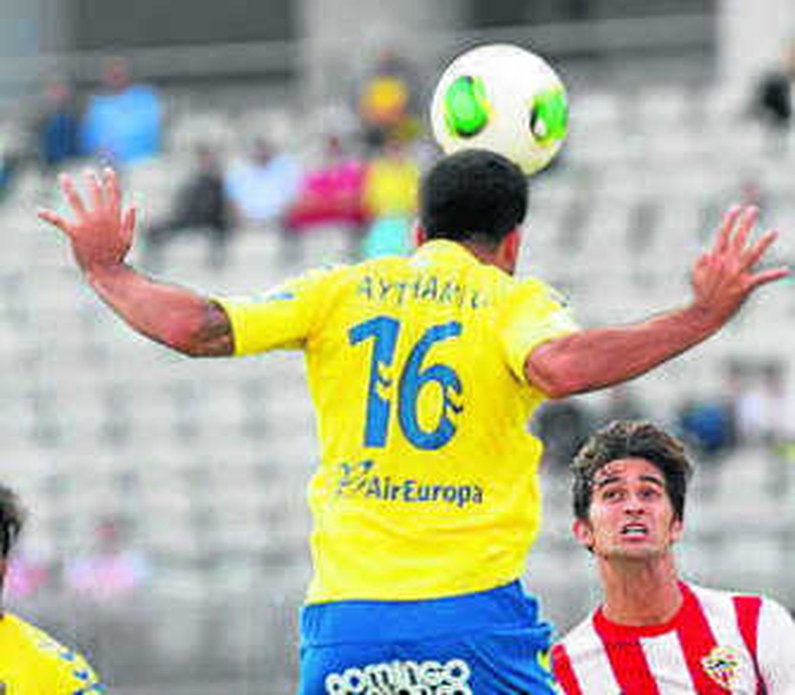 Rafita intenta robarle el balón al iraní Masoud.