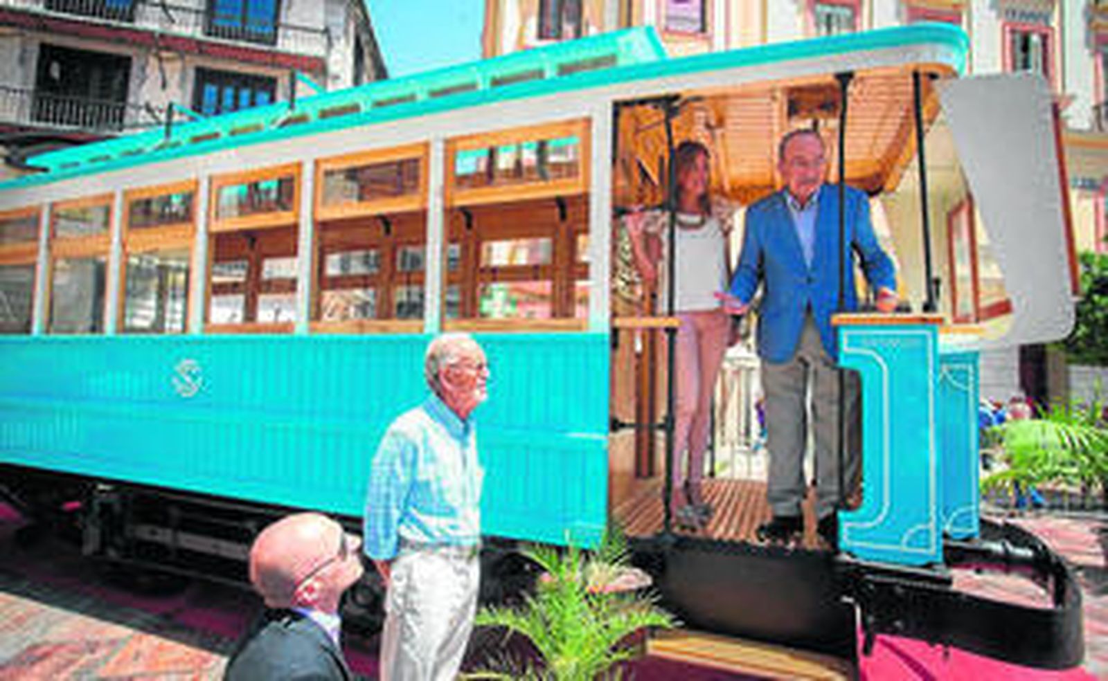 El alcalde, Francisco de la Torre, ayer, en el tranvía.