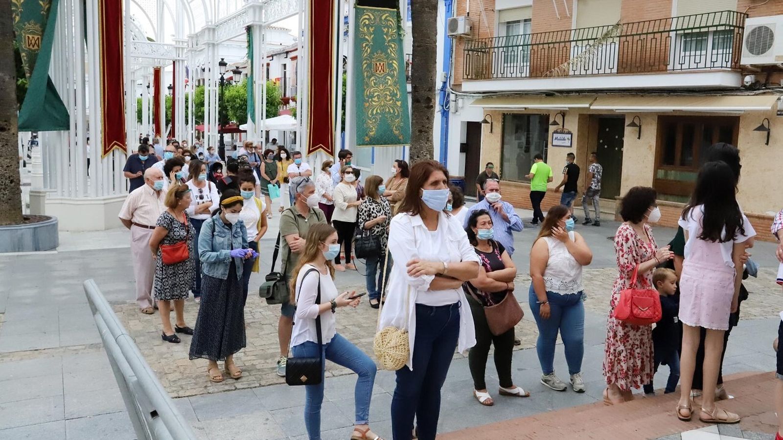 Peregrinos esperando acceder al interior de la iglesia en el paseo de la Virgen.