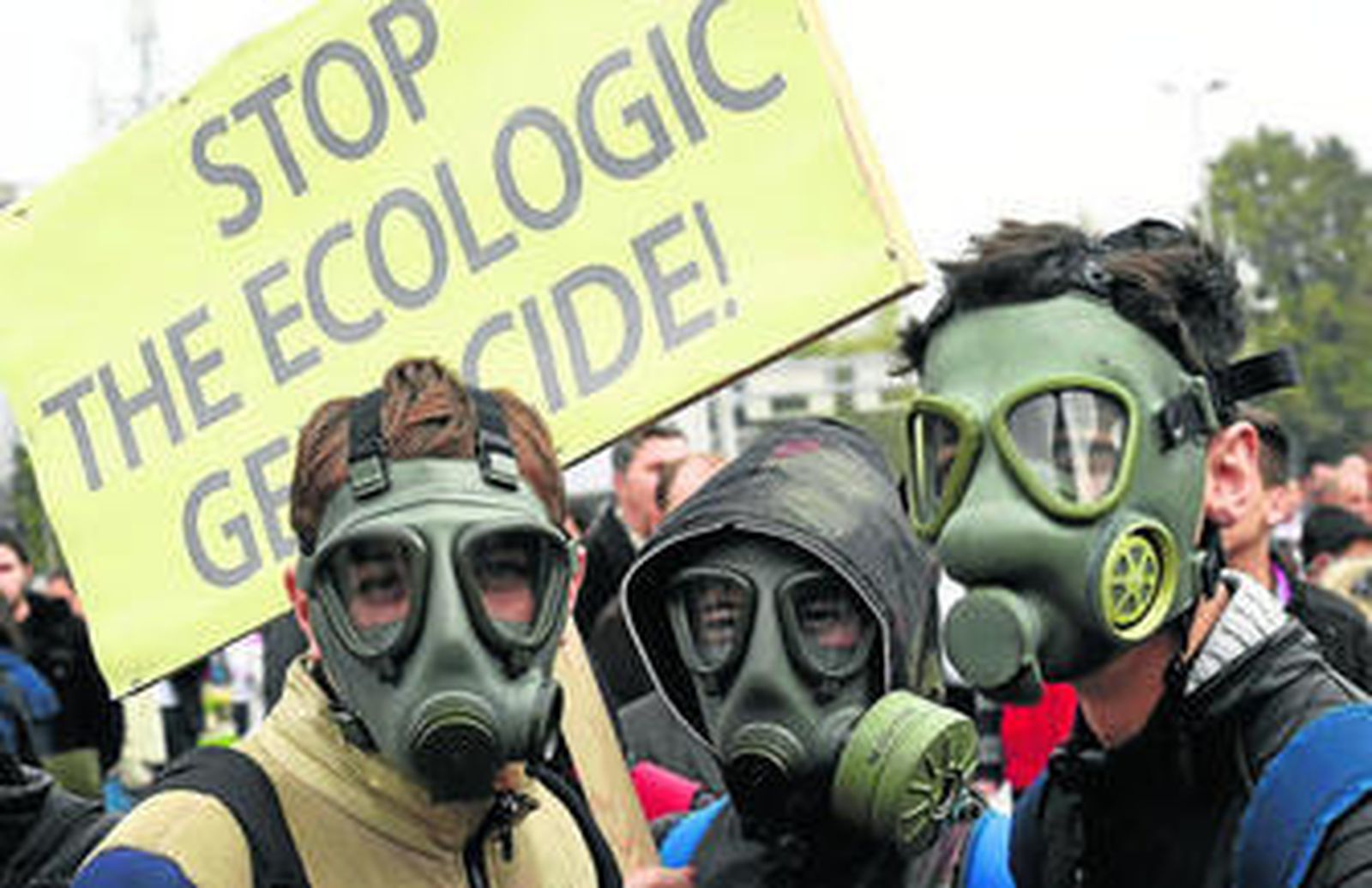 Varias personas se manifiestan en contra de la polución en la ciudad de Tetovo, Macedonia.