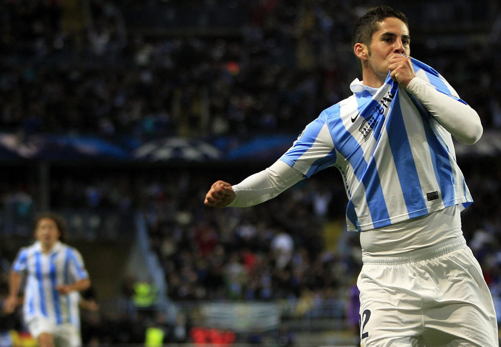 Isco se besa el escudo del Málaga tras marcar al Oporto. Isco se besa el escudo del Málaga tras marcar al Oporto.