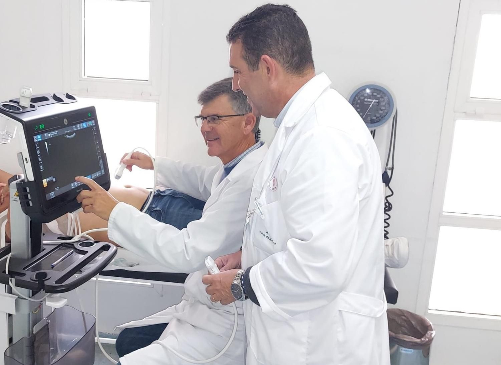 Profesionales realizando una ecografía.