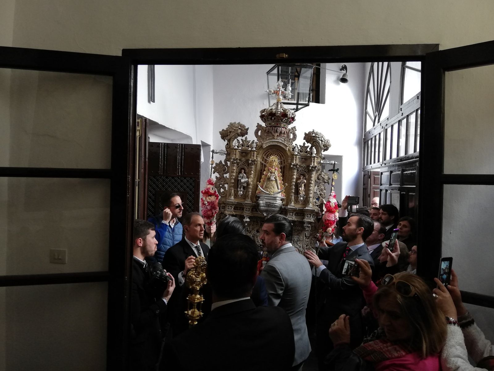 El Simpecado del Rocío de la Macarena en el zaguán del Convento de las Hermanas de la Cruz