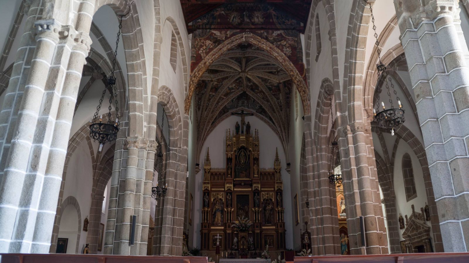 En su interior destaca el techo de la nave de en medio, de estilo mudéjar con decoraciones hispano-moriscas