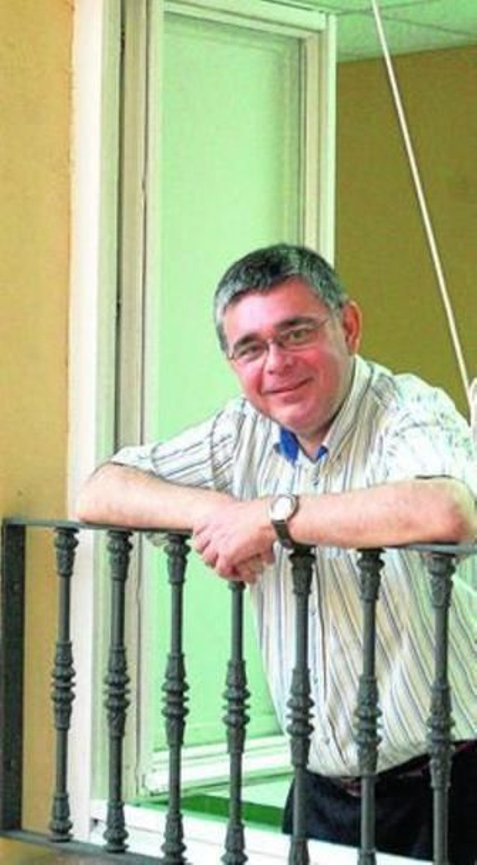 Alfonso Vargas, en una de las ventanas de la Facultad de Empresariales.