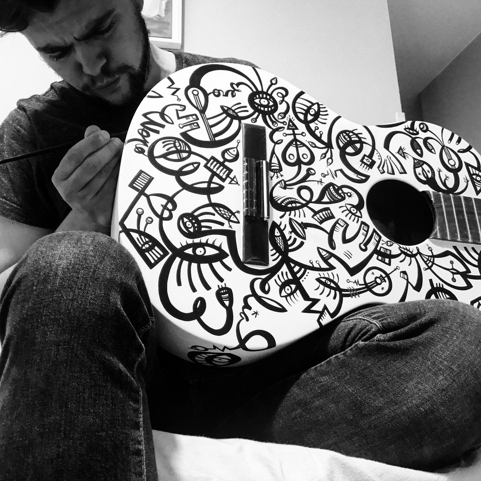 Manuel Rod trabajando en una de sus obras: una guitarra a la que imprime sus trazos.