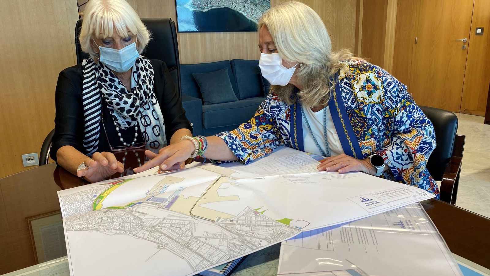 A la izquierda, Teófila Martínez, junto a la delegada de Cultura, Mercedes Colombo.