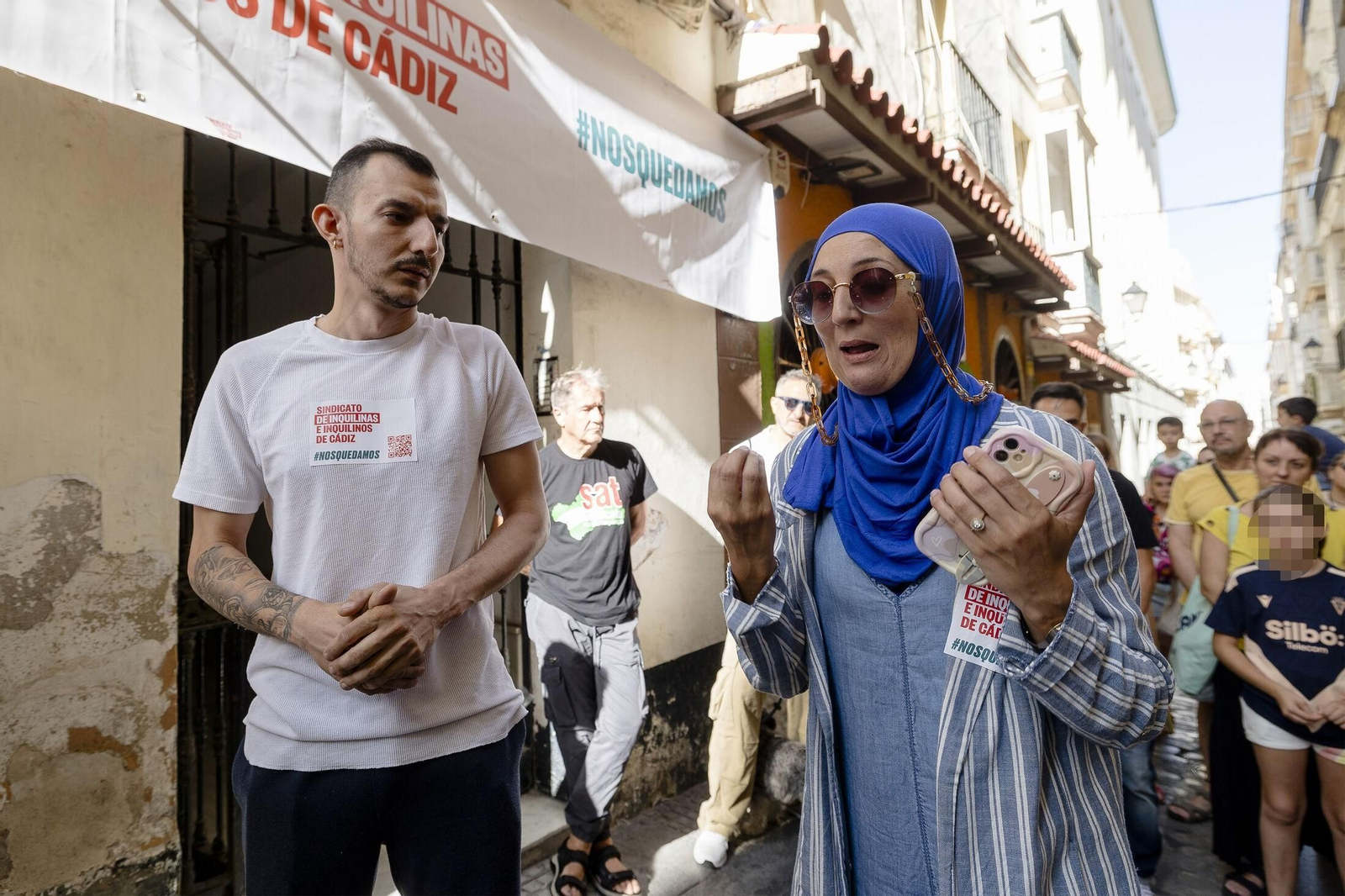 Vecinos de Javier de Burgos 19, durante un acto a de apoyo a las familias.
