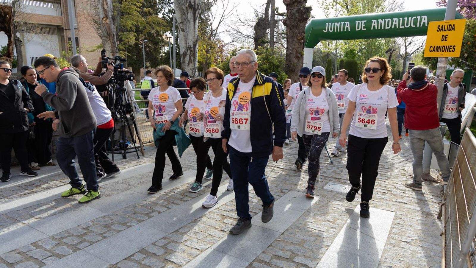 Más de 2.100 participantes corren para promover la salud en Jaén, en imágenes (1)