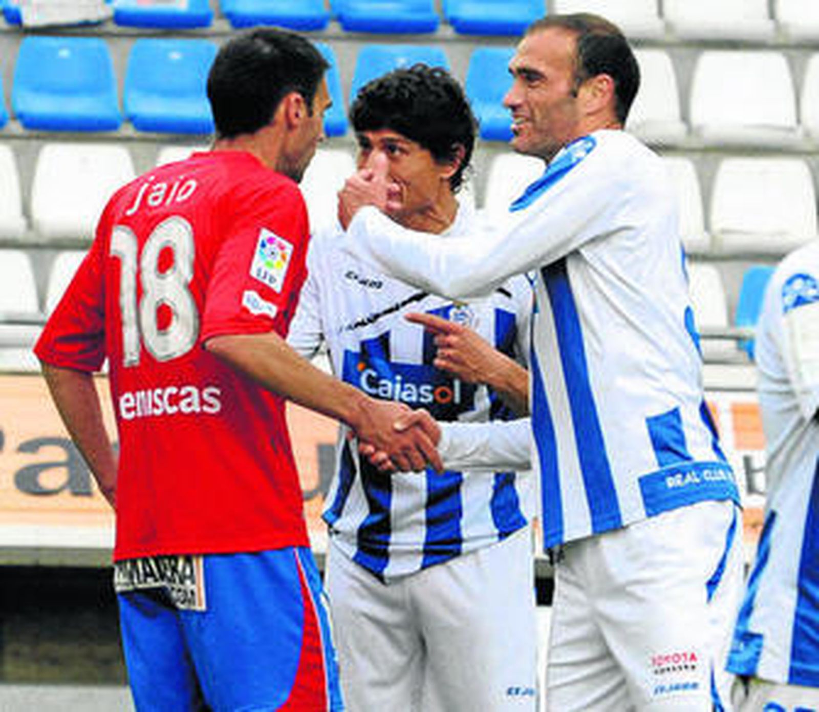1. Mora y Jesús Vázquez celebran el triunfo, aunque el de Santa Olalla recrimina a Jaio que no lanzó el balón fuera con un jugador del Recre en el suelo. 2. Carlos Ríos acabó muy satisfecho con lo que hizo su equipo. 3. Los pocos aficionados del Recre lo pasaron en grande en Los Pajaritos. 4. Asen abandonó el campo en camillas, pero luego regresó.