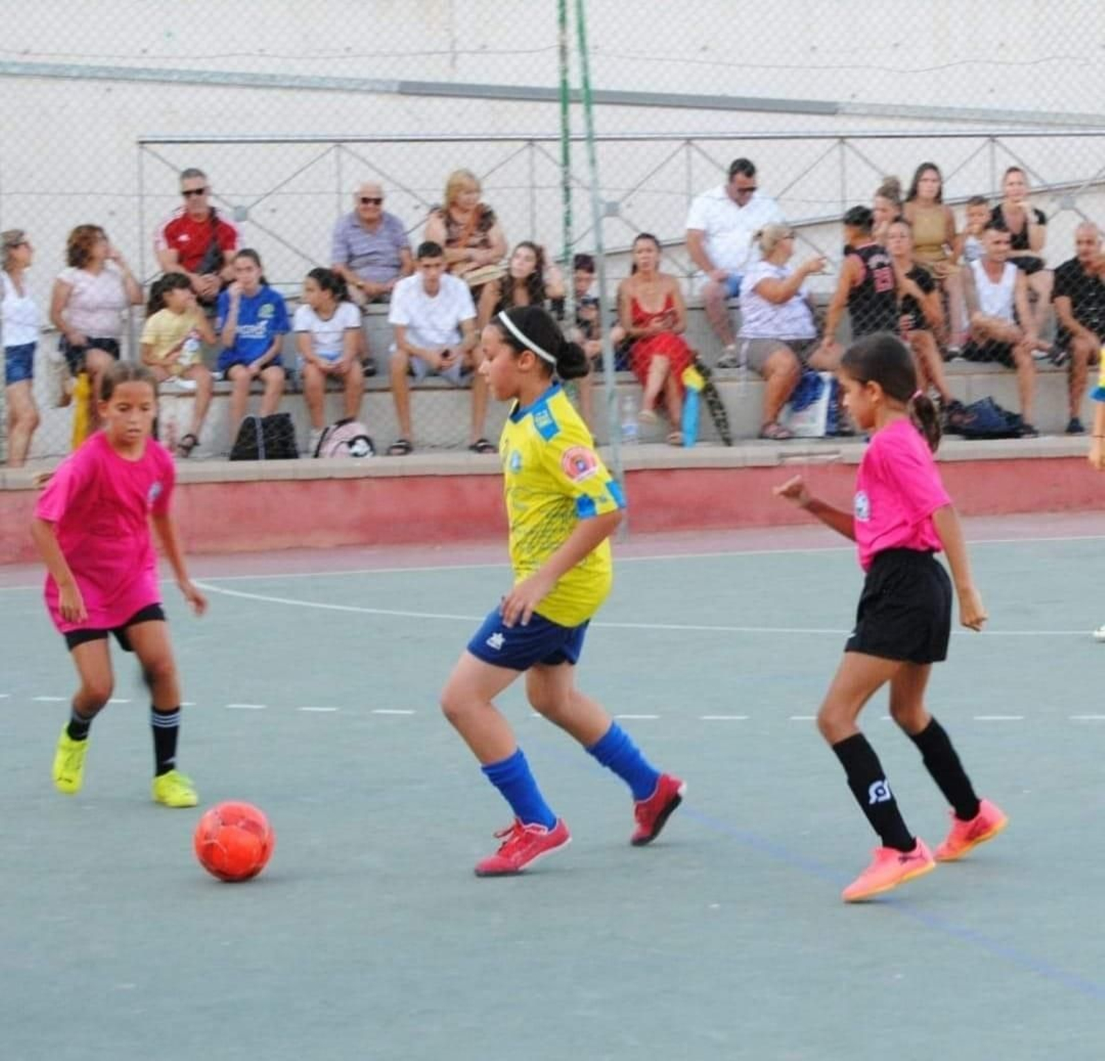 Una jugadora conduce el balón durante una acción de uno de los encuentros.