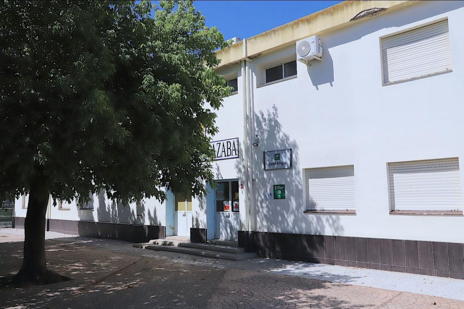 Entrada al colegio Alcazaba.