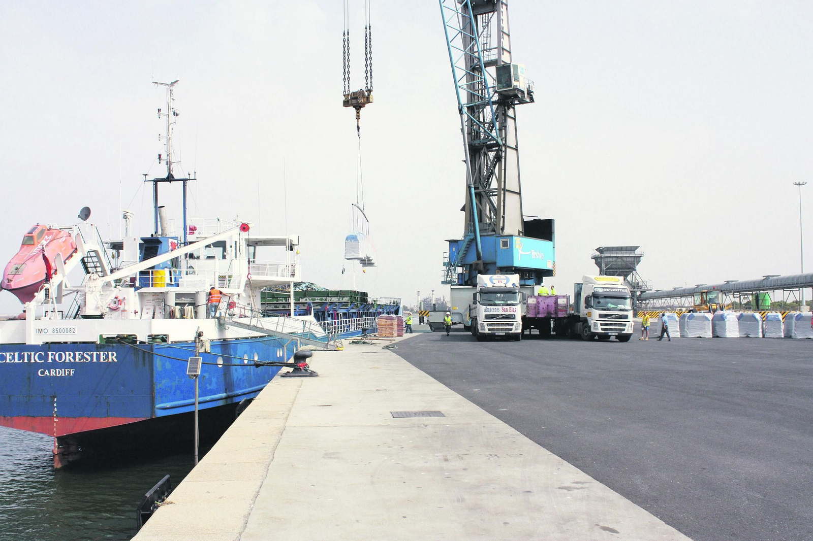 Un buque carga mercancía en el Puerto de Huelva. Un buque carga mercancía en el Puerto de Huelva.