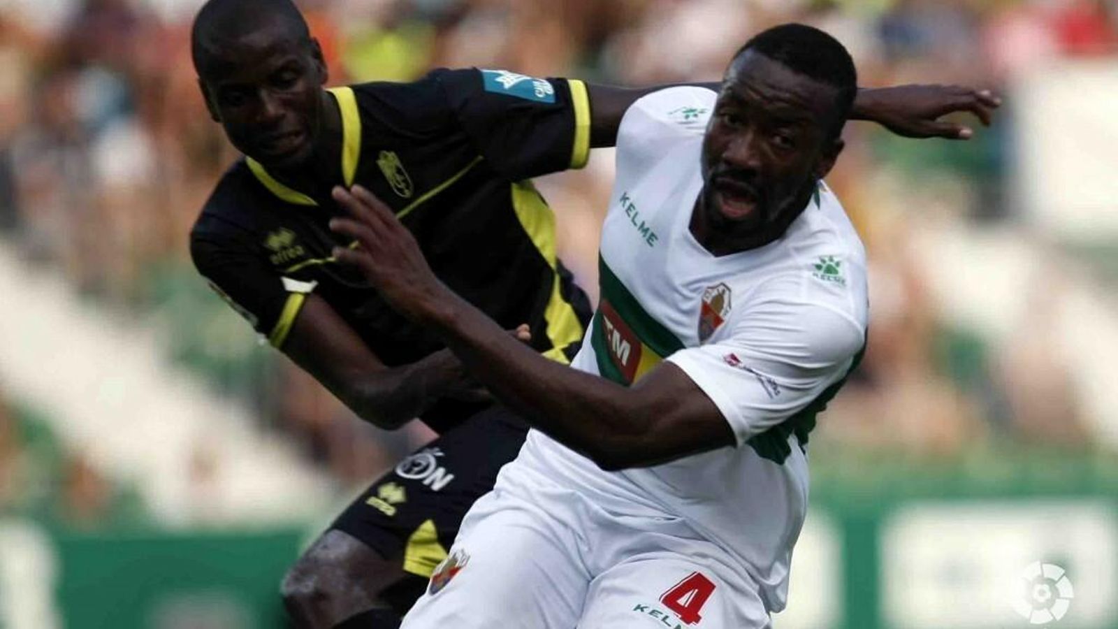 Neyder pugna con Adrián Ramos en el duelo de la primera jornada de la pasada liga.