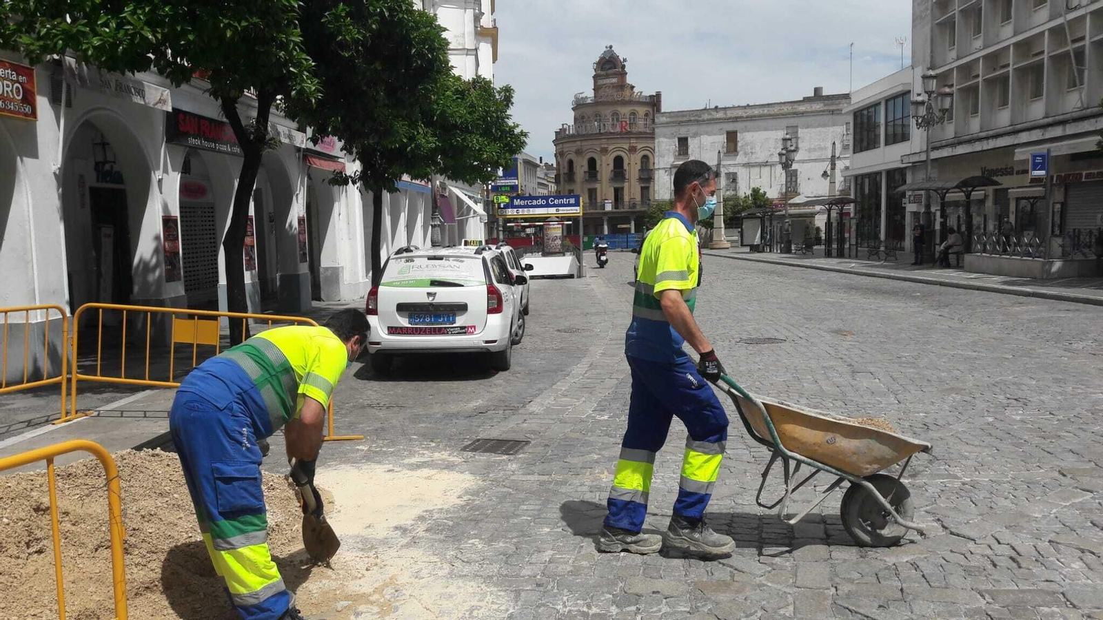 Trabajadores levantando ayer el adoquinado de la plaza Esteve.