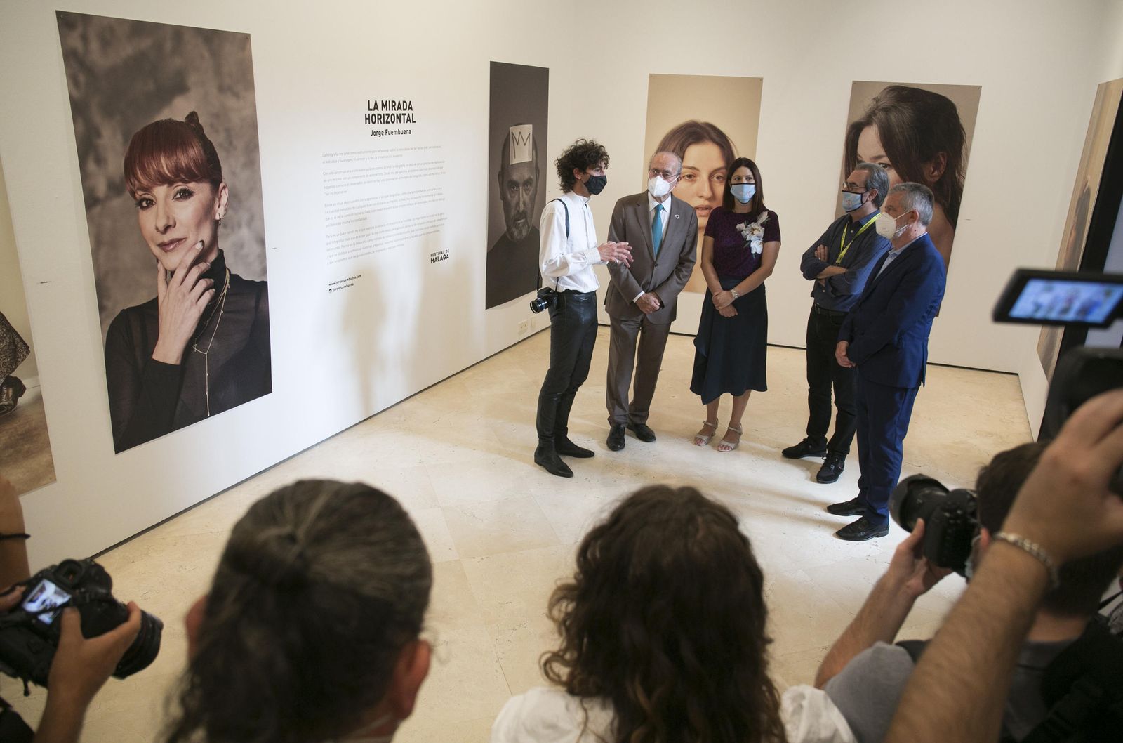 Jorge Fuembuena presenta la muestra a De la Torre, Losada, Vigar y Ruiz Povedano.