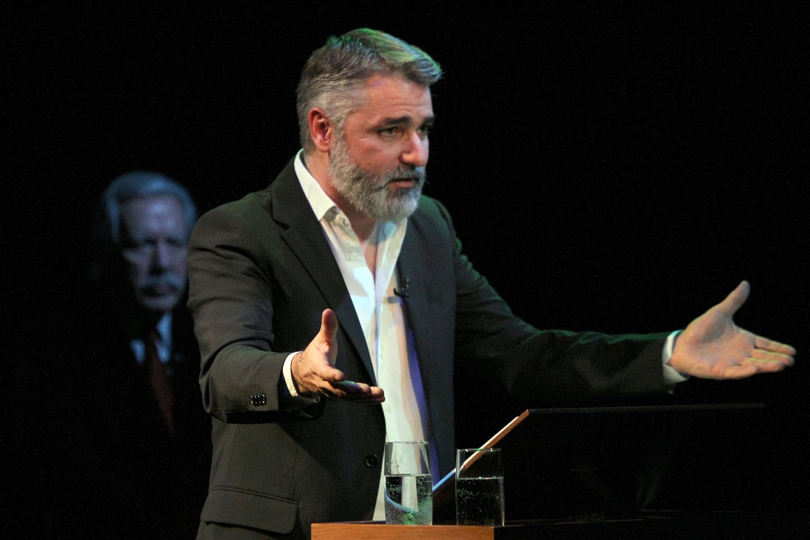 El actor Ernesto Arias gesticula durante su lectura del Diario de a bordo, de Cristóbal Colón. Al fondo, el catedrático Luis Íñigo-Madrigal, autor del comentario académico.