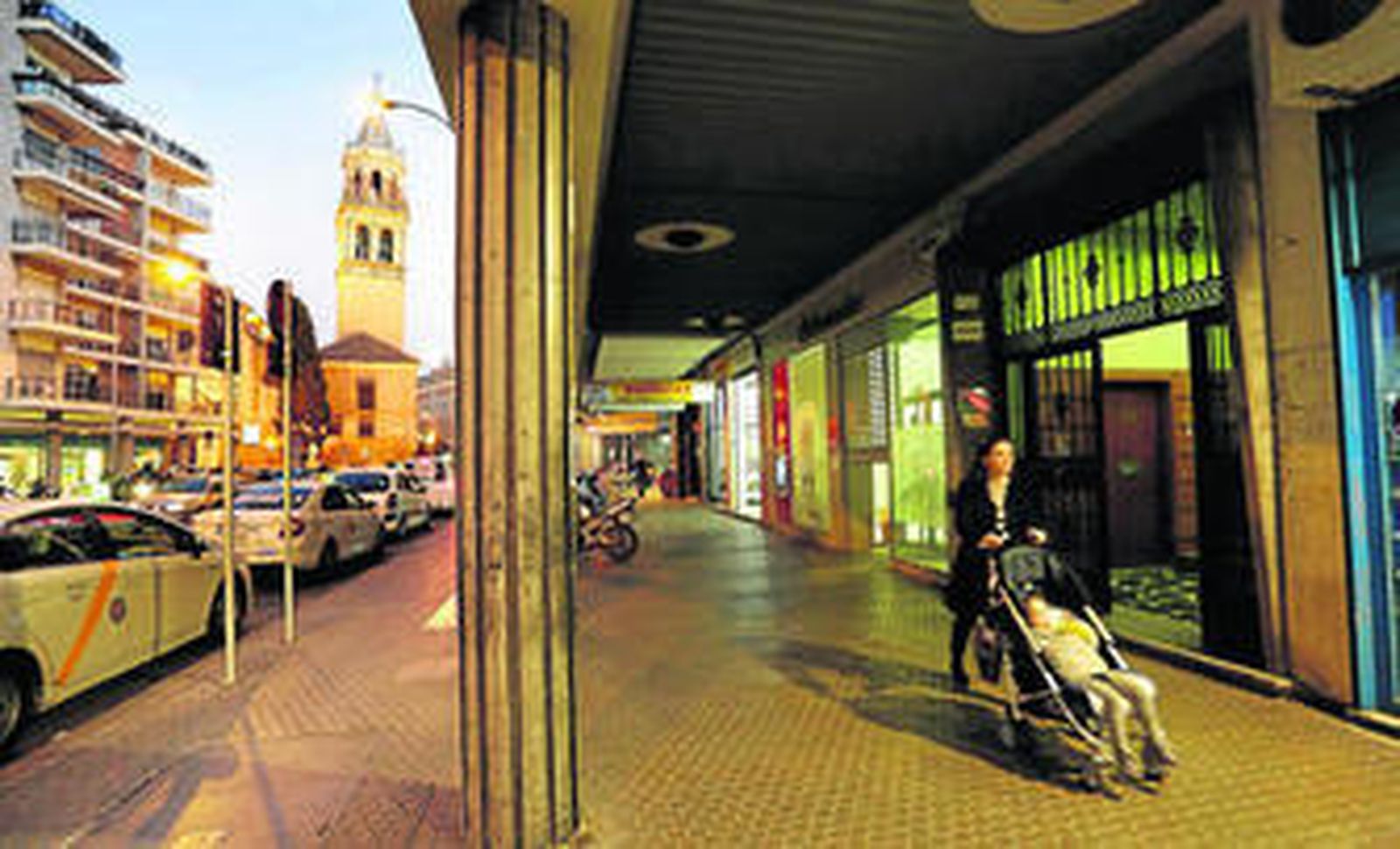 Soportales y viviendas de la calle Imagen, edificios de la década de los 60 catalogados ahora con el nivel C de protección.