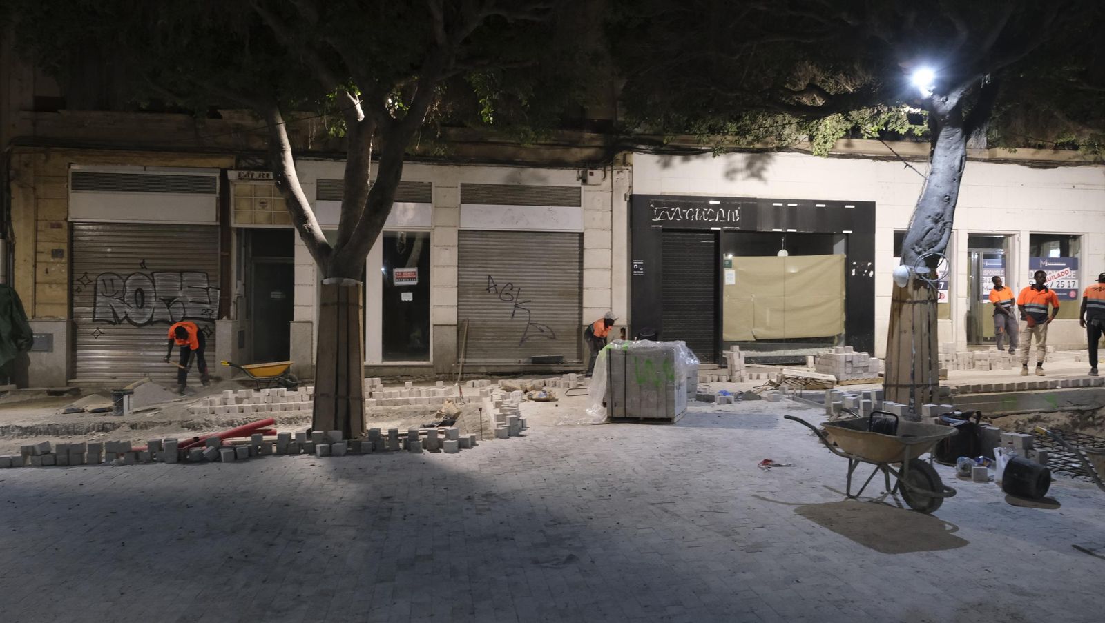 Las obras de peatonalización del Paseo de Almería entran en el turno de noche, en imágenes