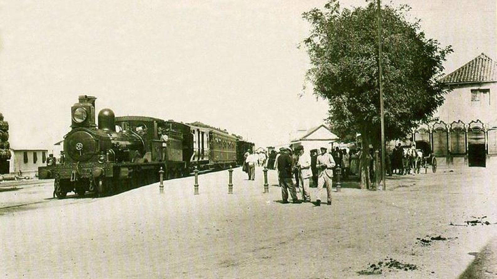 Un tren en el ramal ferroviario que llegaba al muelle de Madera en 1910.