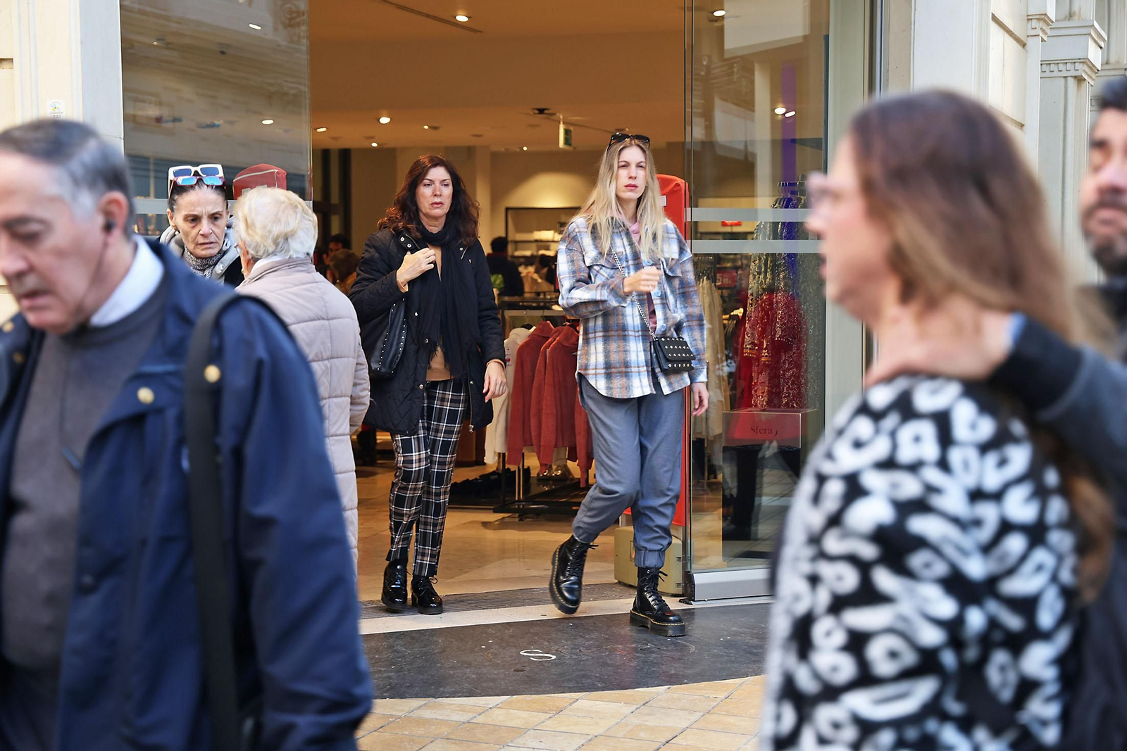 Imágenes del comienzo de las rebajas en Huelva