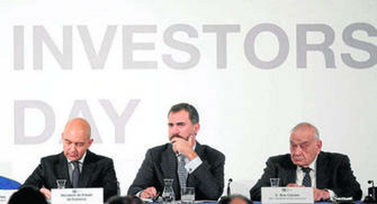 El Príncipe de Asturias, entre el secretario de Estado de Comercio, Jaime García Legaz, y el presidente del Comité Asesor del Íbex, Blas Calzada.