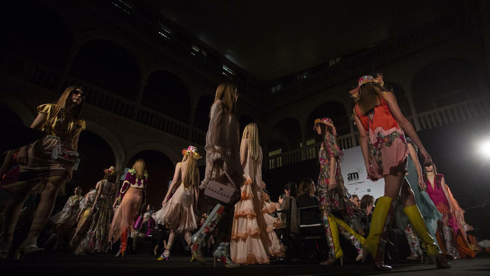 Carrusel de diseños al finalizar el desfile.