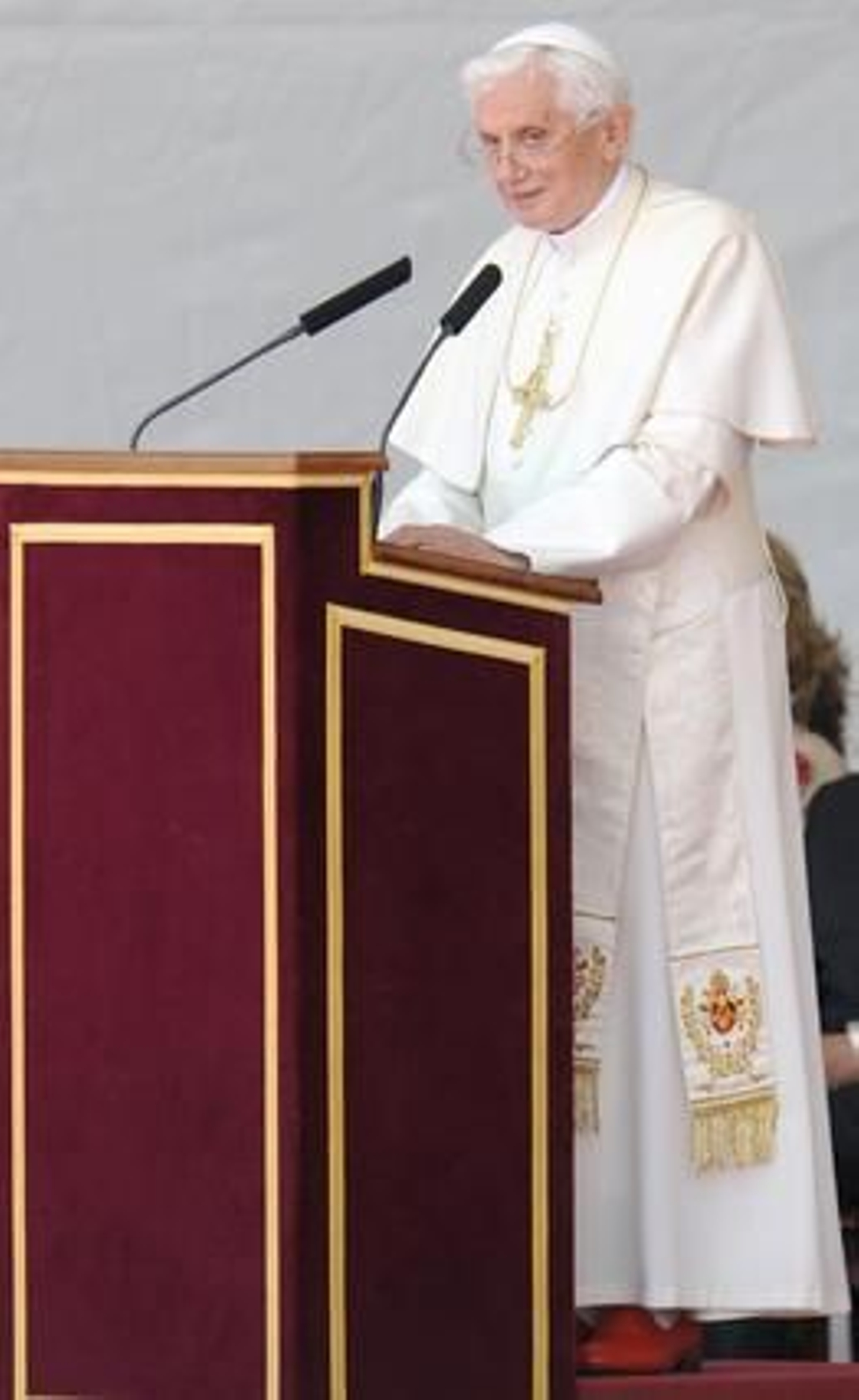 Benedicto XVI a su llegada al aeropuerto de Barajas.

Foto: afp