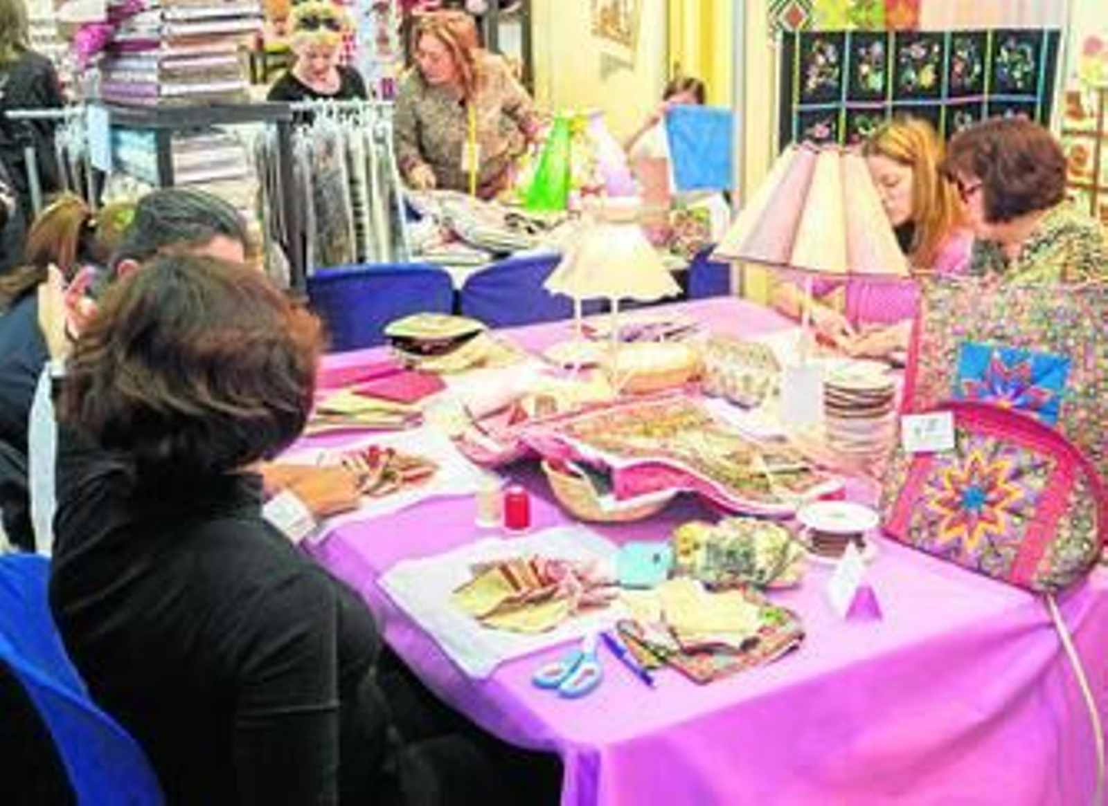 Arriba, imagen de otras ediciones de la feria Crearte Granada DIY ('do it yourself' o hazlo tú mismo). La feria se solía celebrar años atrás de forma conjunta con otros eventos pero ya tiene la entidad como para ir en solitario al haberse convertido en el mayor encuentro del sector.