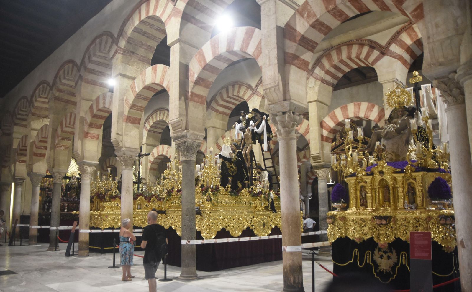 Parte de la exposición 'Por tu cruz redimiste al mundo', en el interior de la Mezquita.
