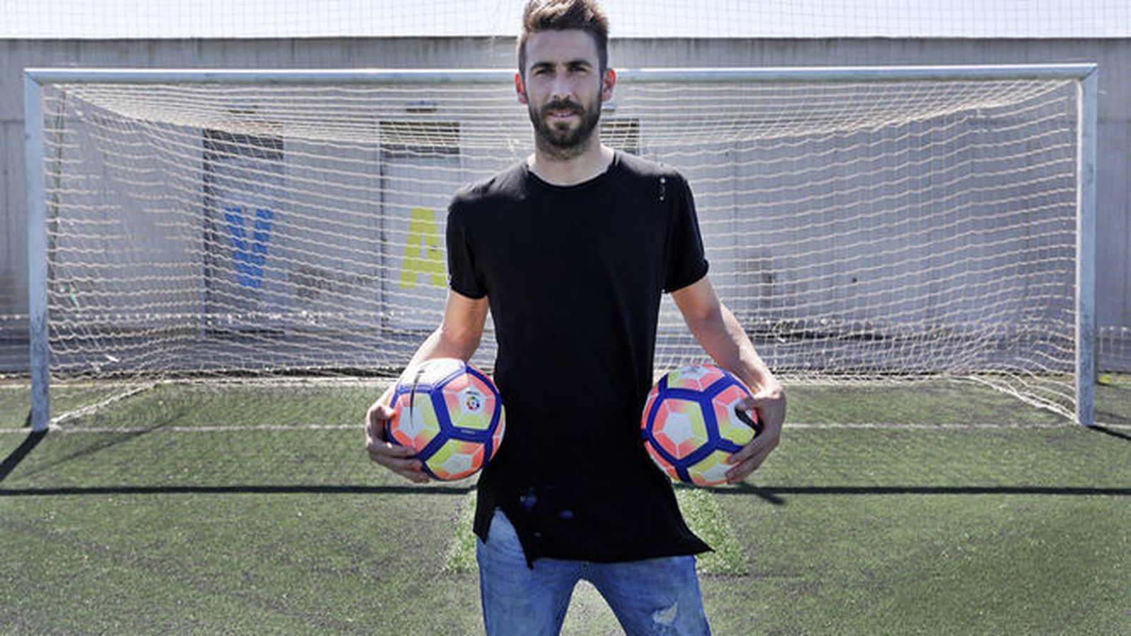 José Mari posa delante de una portería en El Rosal.