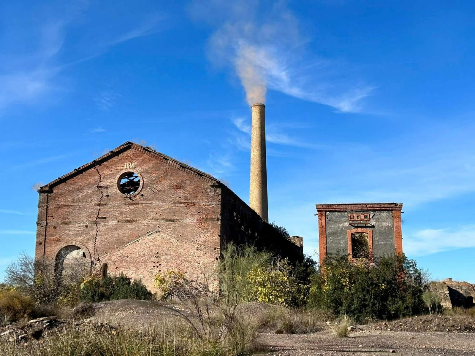 Las imágenes del Día del Cerco en Peñarroya: las chimeneas llenan el cielo de humo de colores