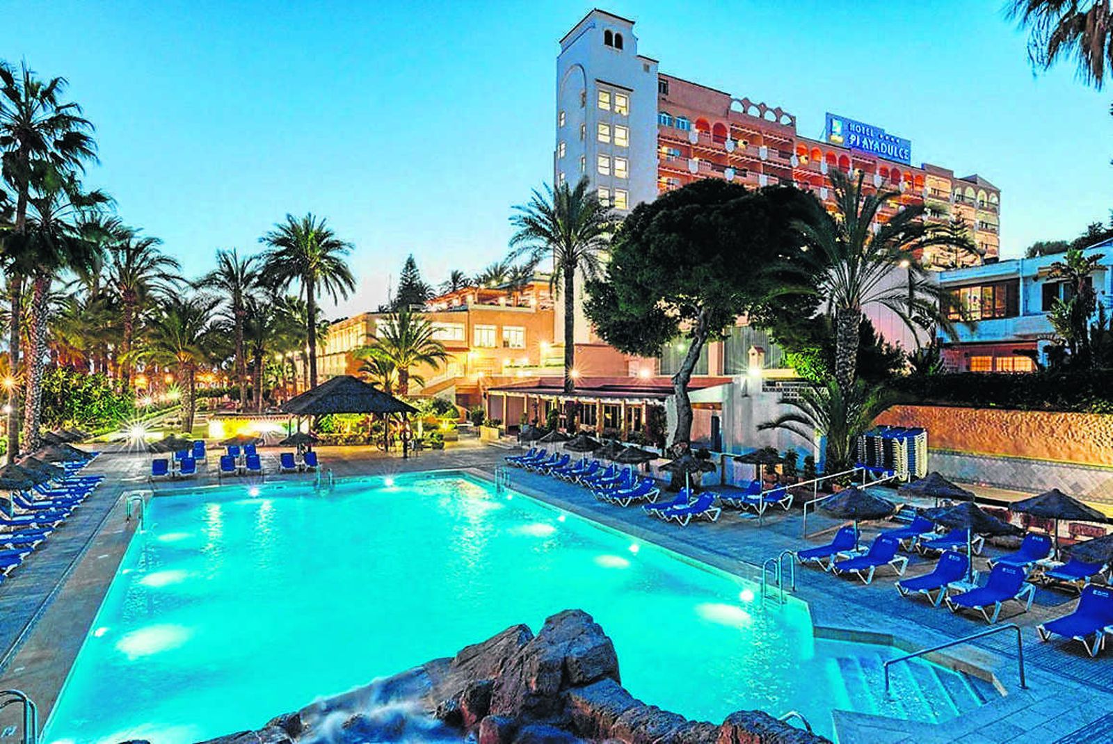 Espacios de ocio al aire libre con piscina en uno de los establecimientos de Hoteles Playa.