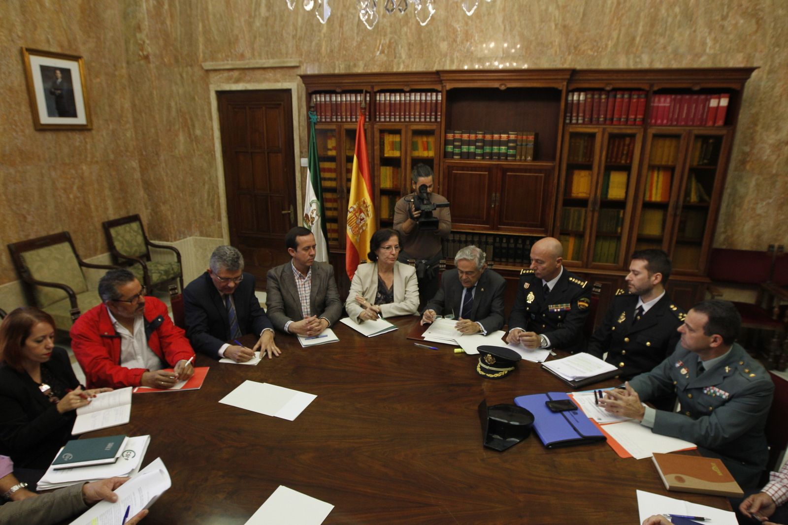 Autoridades políticas y policiales durante la reunión mantenida ayer en la Subdelegación del Gobierno para explicar el nuevo protocolo.