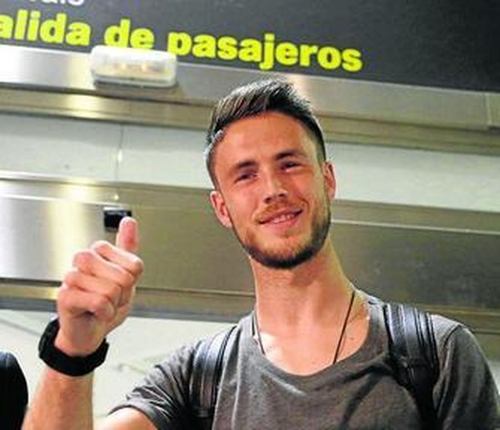 Van Wolfswinkel, muy sonriente, a su llegada a Sevilla.