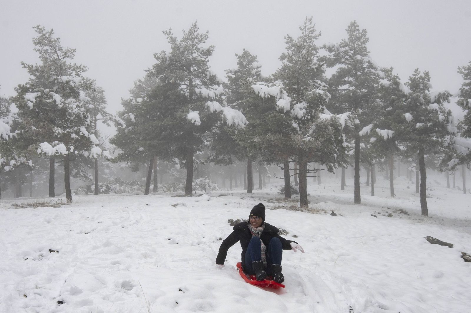 Las imágenes de la nieve y los juegos en familia en Calar Alto