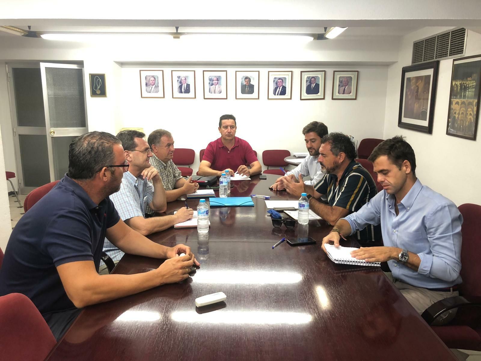 Reunión entre representantes vecinales y empresarios de la hostelería.