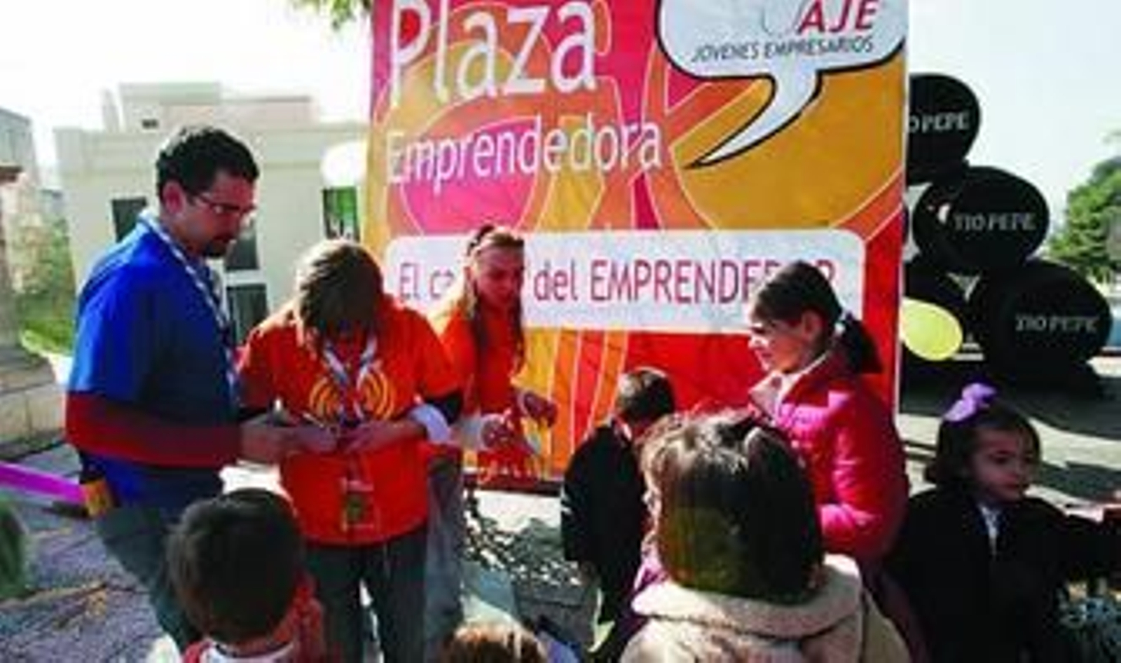 Un grupo de niños con uno de los monitores de Plaza Emprendedora, ayer en la Alameda Vieja