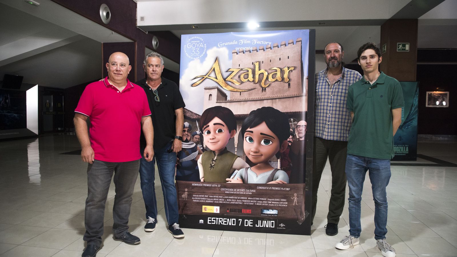 El equipo de 'Azahar' junto al cartel en el Megarama