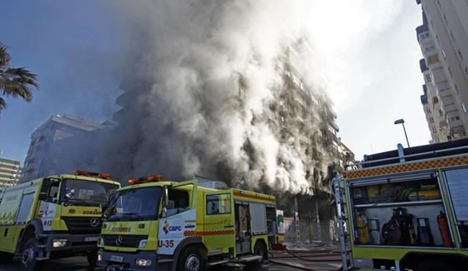 Espectacular incendio en un edificio de la calle Brasil. /Jesús Marín