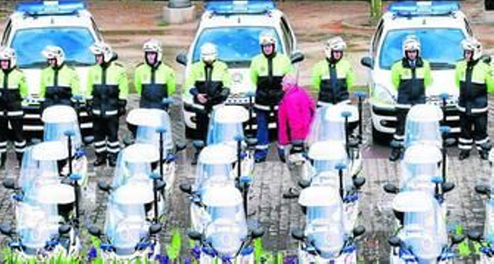 Imagen tomada durante la presentación de la flota automovilística del Cuerpo de Policía Local en abril de 2009.