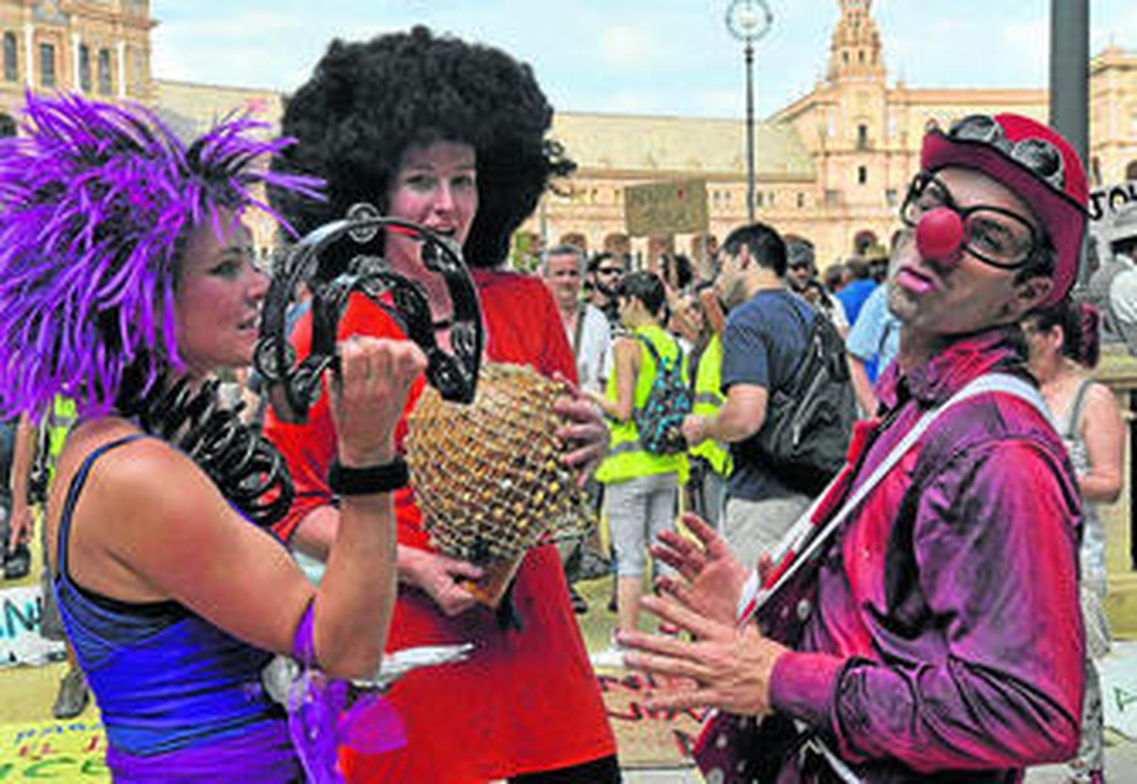 Un grupo de indignados, ayer en la Plaza de España.
