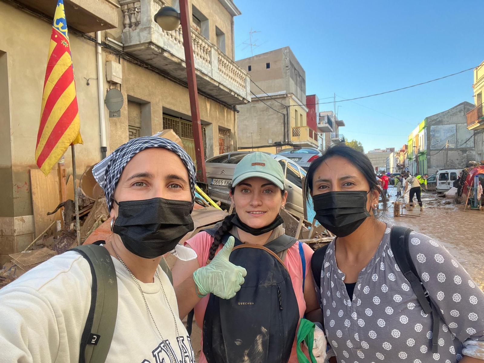 María Carmona, en el centro, flanqueada por otras dos voluntarias en Algemesí