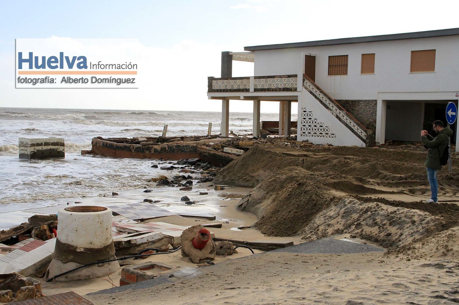 Imágenes de la visita de Rajoy y Susana Díaz a la playa de La Antilla