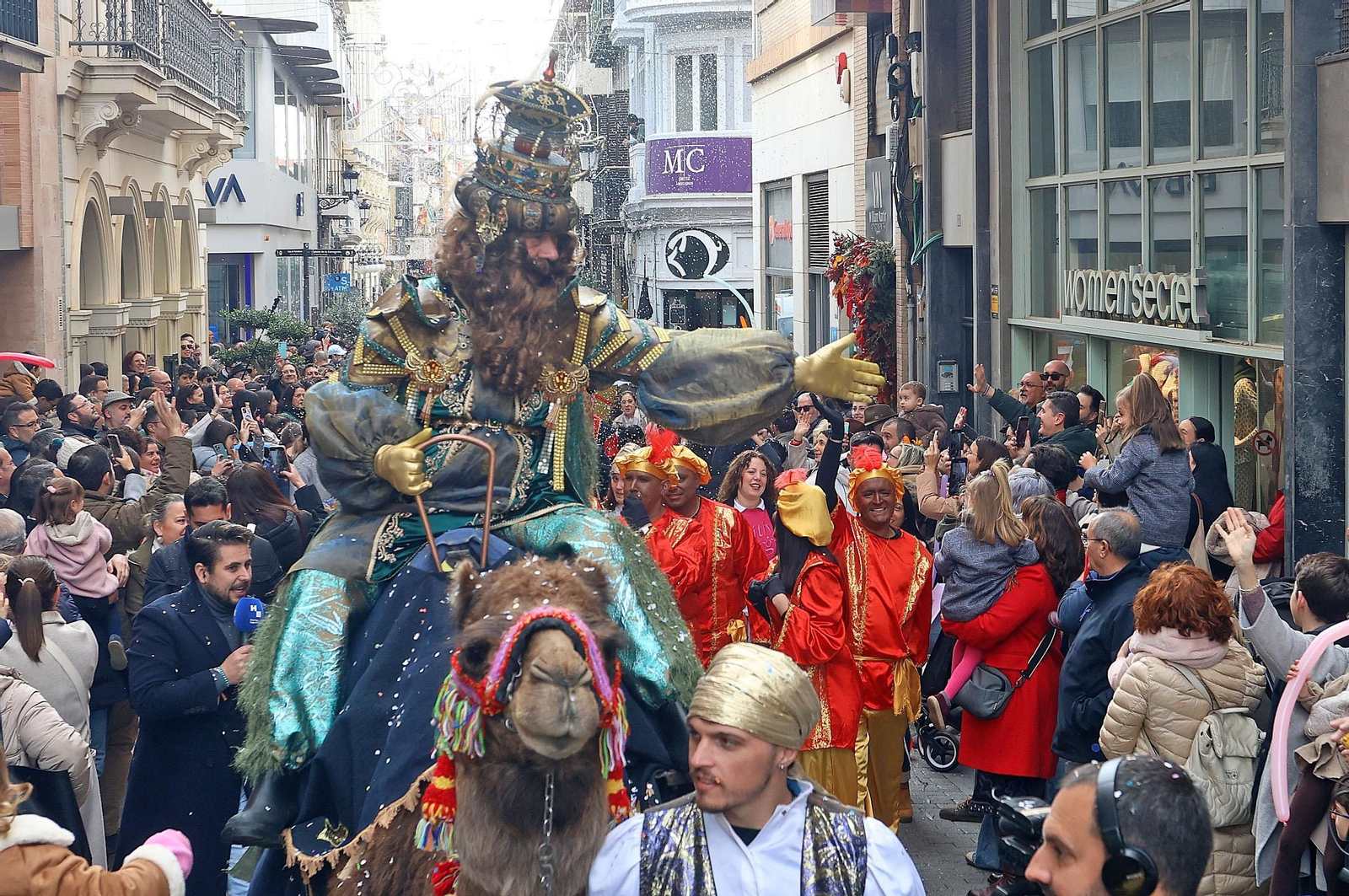 Imágenes del recorrido en camello de los Reyes Magos acompañados de la Estrella de la Ilusión y del Heraldo Real