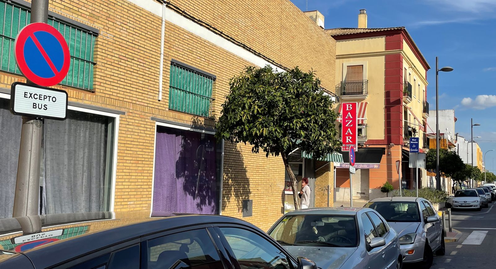 Los hechos ocurrieron en este bazar de Dos Hermanas en julio y en octubre de 2021.