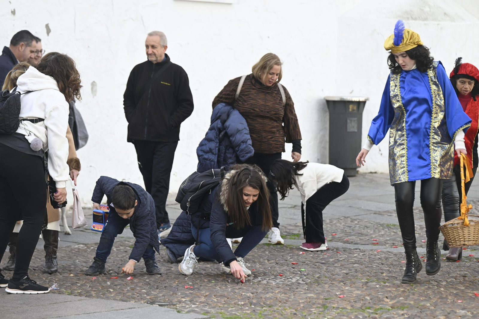 Los Reyes Magos pasean por Córdoba en coche de caballos, en imágenes