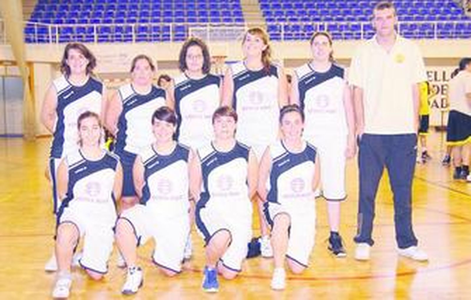 Formación del conjunto senior femenino Étnica-Noha.