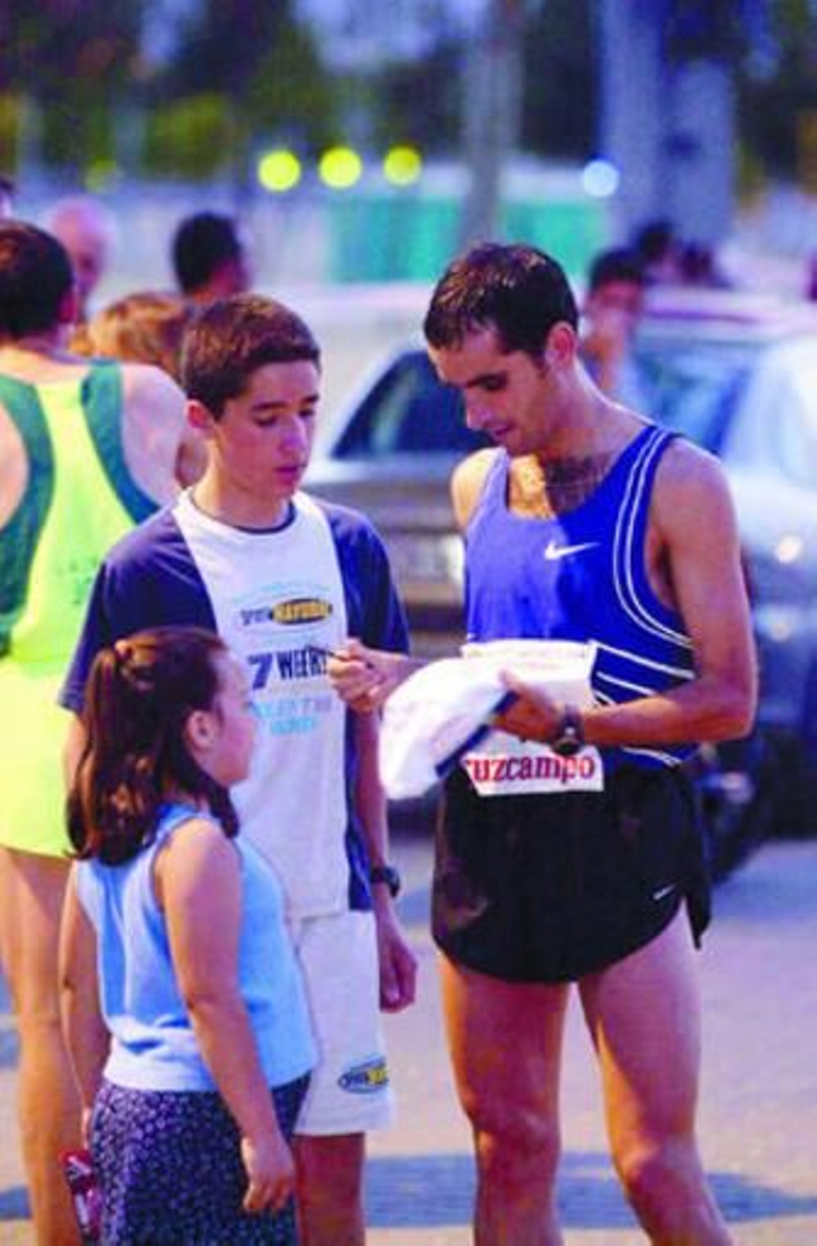 Roncero firma autógrafos tras ganar la edición de 2001.